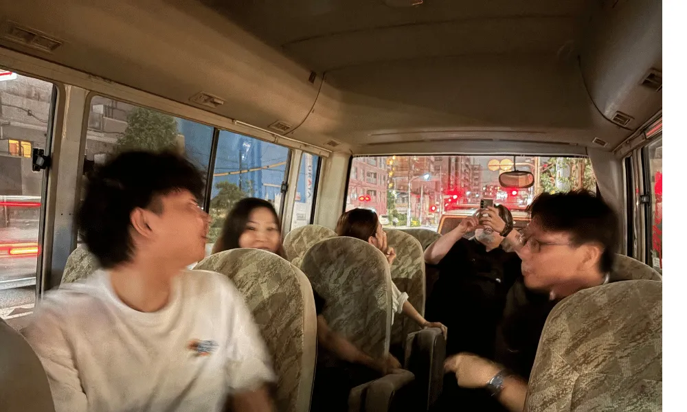 送迎バスの車内の様子