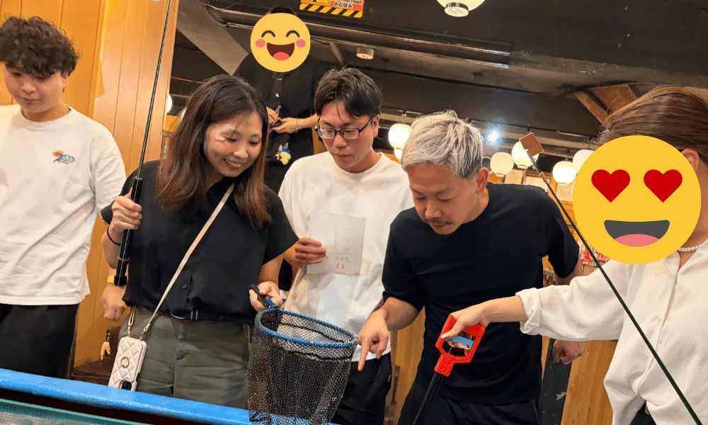 生け簀を見つめるメンバー