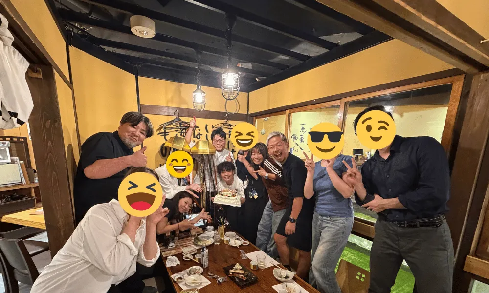 ケーキを囲んでの集合写真